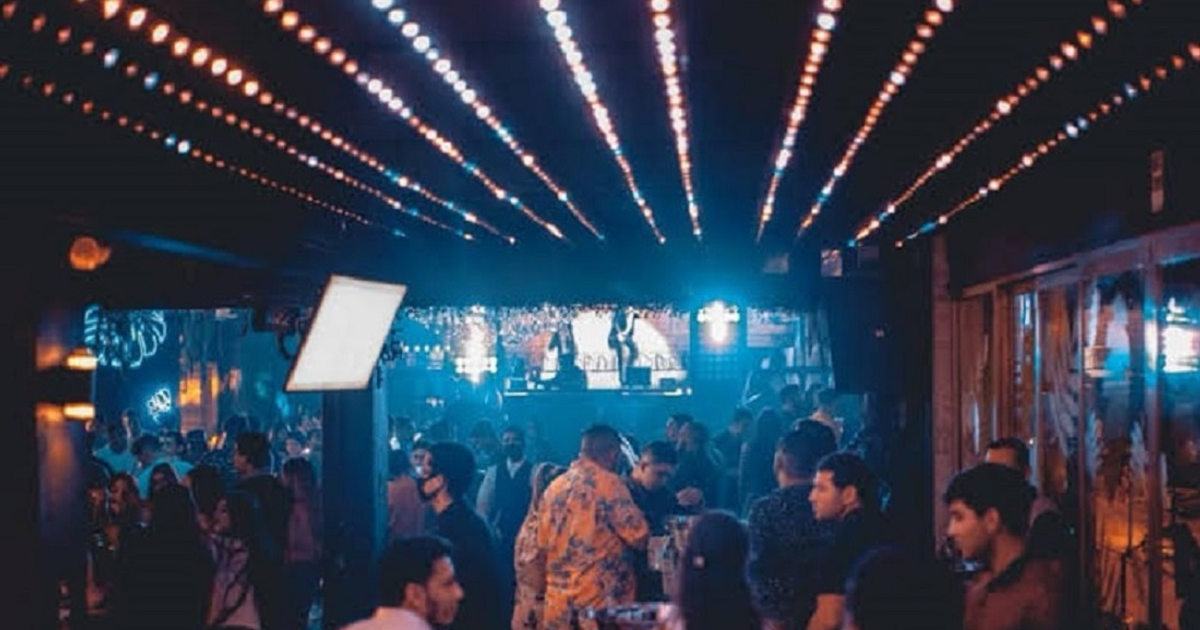 Personas disfrutando en un club nocturno iluminado en Mazatlán, Sinaloa.