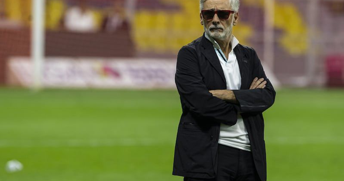 Persona de pie en campo de fútbol con gafas de sol y chaqueta negra, relacionada con caso judicial de Jesús Martínez.