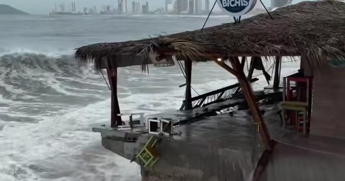 Restaurante con techado de palma afectado por marejada alta en Mazatlán