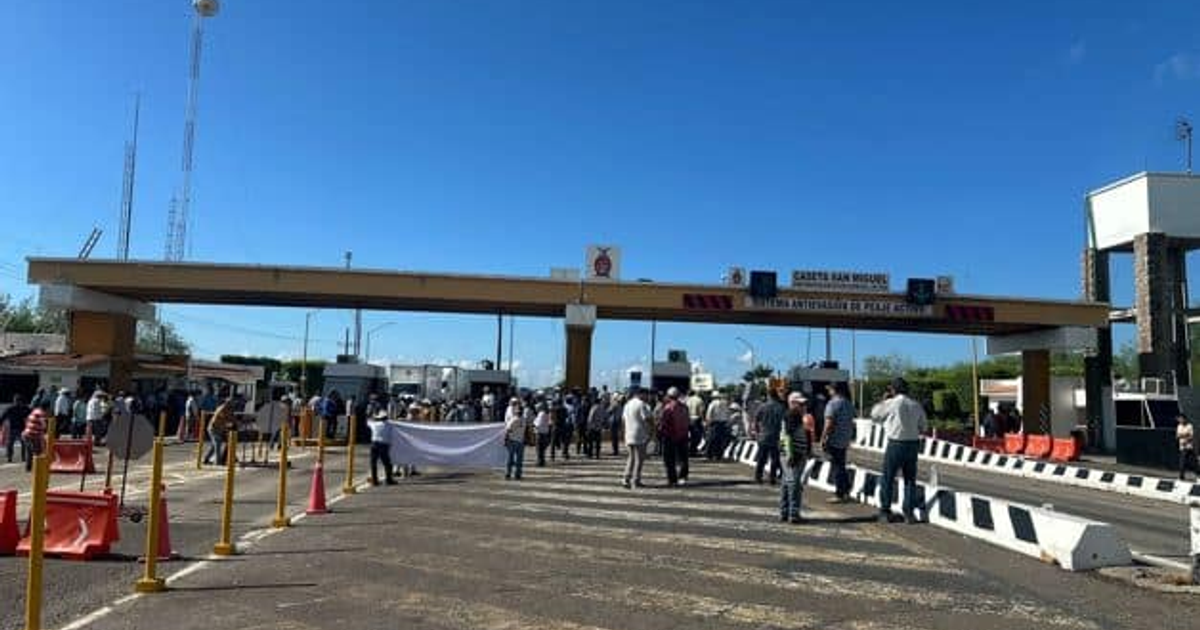 Protesta de agricultores en caseta de San Miguel Zapotitlán, Ahome, Sinaloa