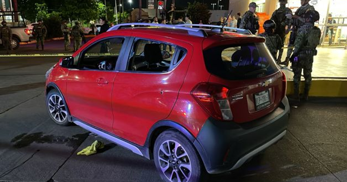 Chevrolet Spark rojo en escena del crimen con cinta amarilla y personal de seguridad en Culiacán