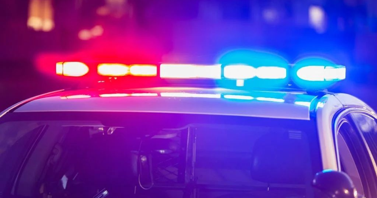 Luces de emergencia rojas y azules de un vehículo policial en Mazatlán, Sinaloa.