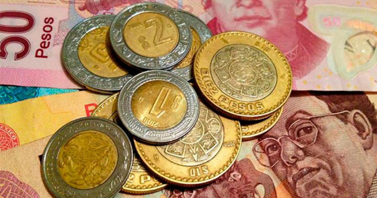 Monedas y billetes mexicanos reflejando la depreciación del peso por aranceles de Trump a China.
