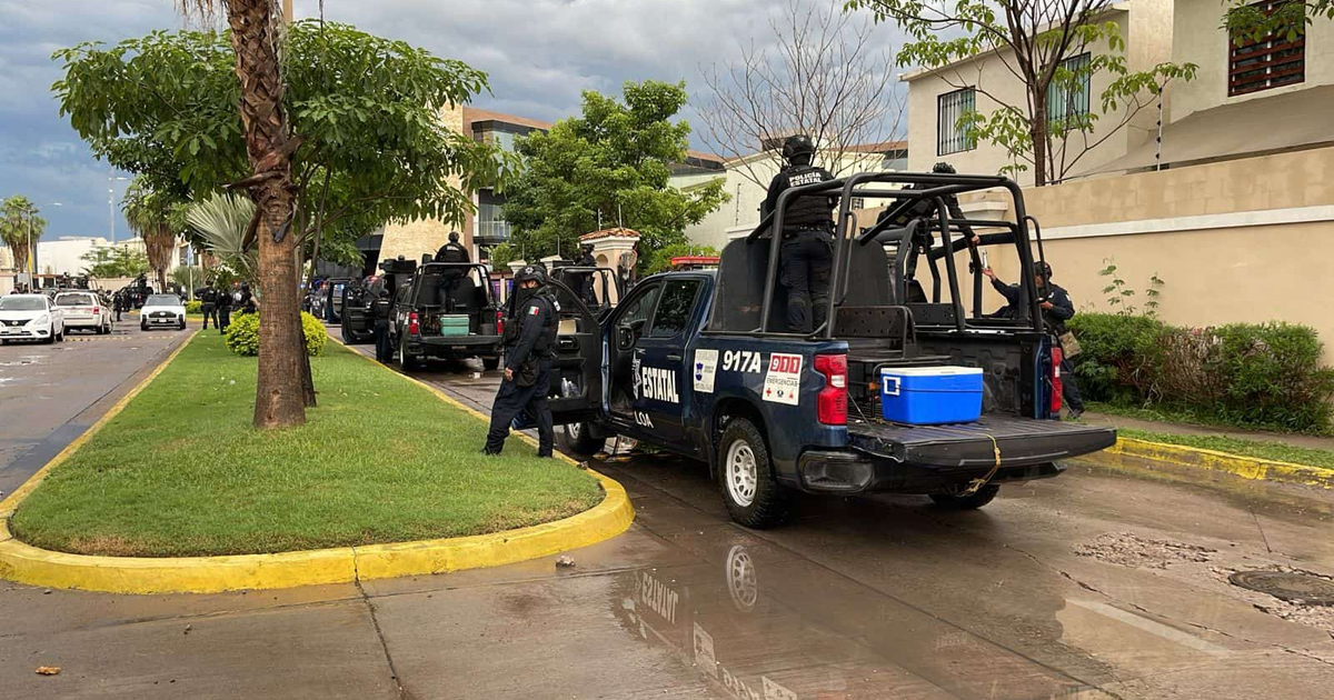 Operativo de seguridad en Culiacán con vehículos tácticos y personal en ropa táctica tras ataque a policía estatal.