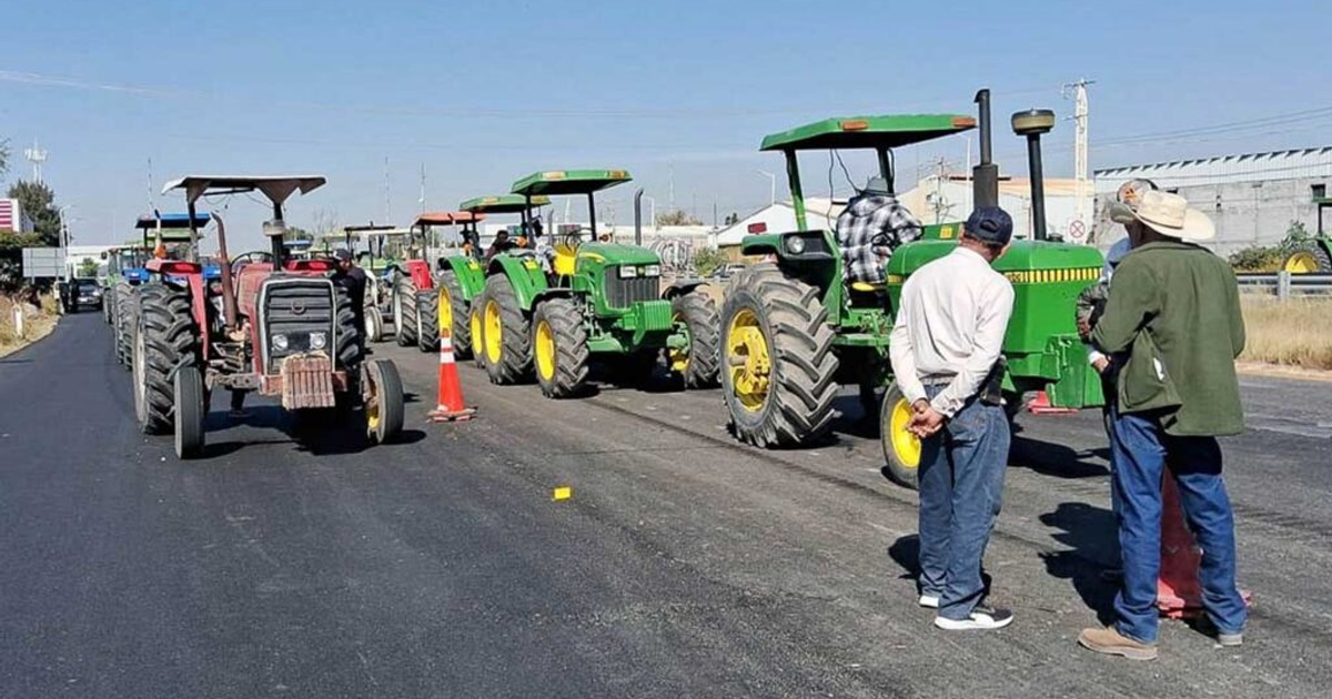 Tractores alineados en carretera tras acuerdo agrícola en México