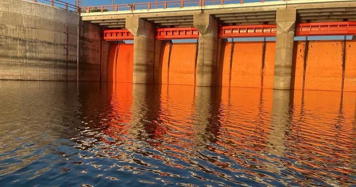 Estructura de agua con compuerta naranja y cielo despejado en Guamúchil, Sinaloa