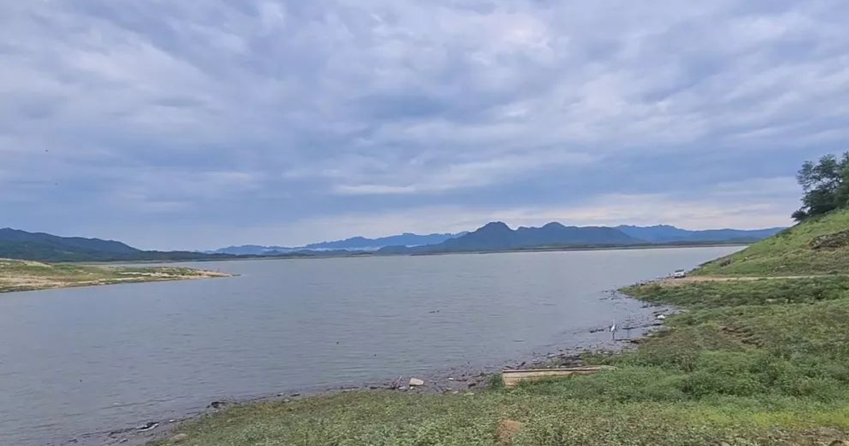 Paisaje natural con lago, montañas y cielo nublado en Sinaloa, México.