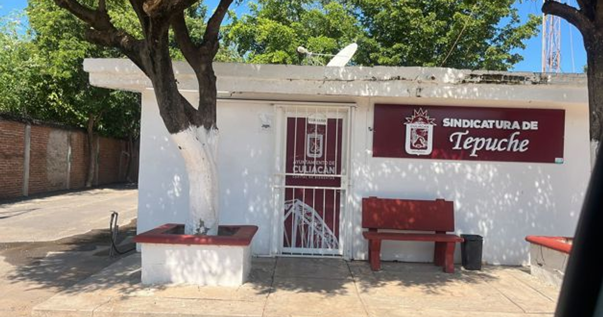 Edificación de la Sindicatura de Tepuche con árbol y banco en un día soleado