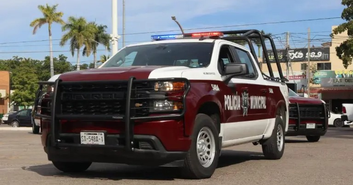 Camioneta de policía municipal con luces encendidas en Los Mochis