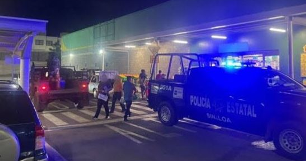 Camioneta de policía estatal con luces encendidas en Mazatlán, Sinaloa, durante la noche.