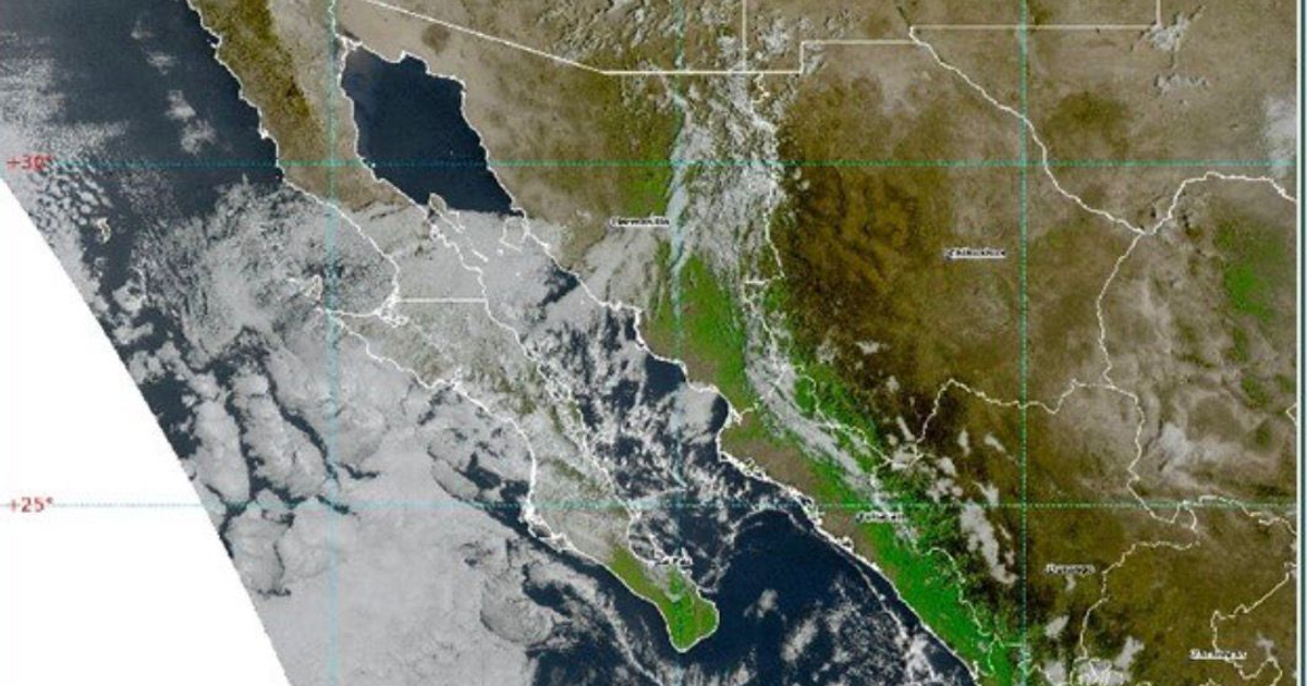 Imagen satelital de México y EE.UU. con nubes y zonas despejadas, relacionada con el pronóstico de Sinaloa.