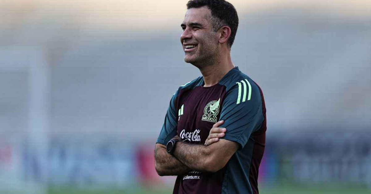 Rafael Márquez sonríe con camiseta de entrenamiento de México en un campo de entrenamiento.