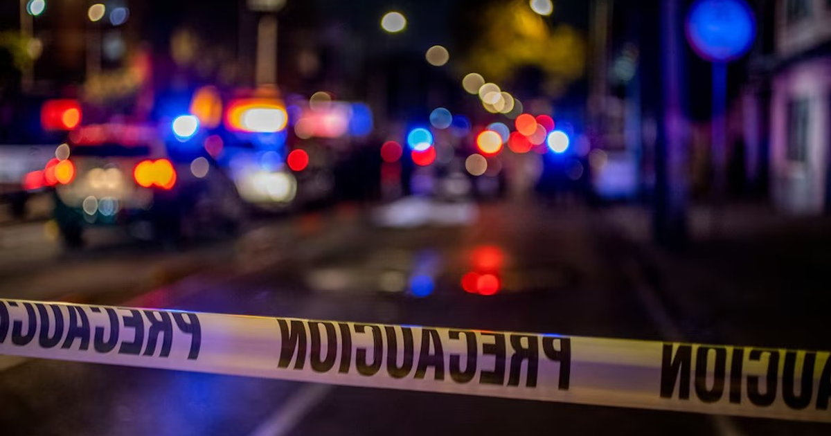 Cinta de precaución y luces de emergencia en operativo nocturno en Teuchitlán, Jalisco.