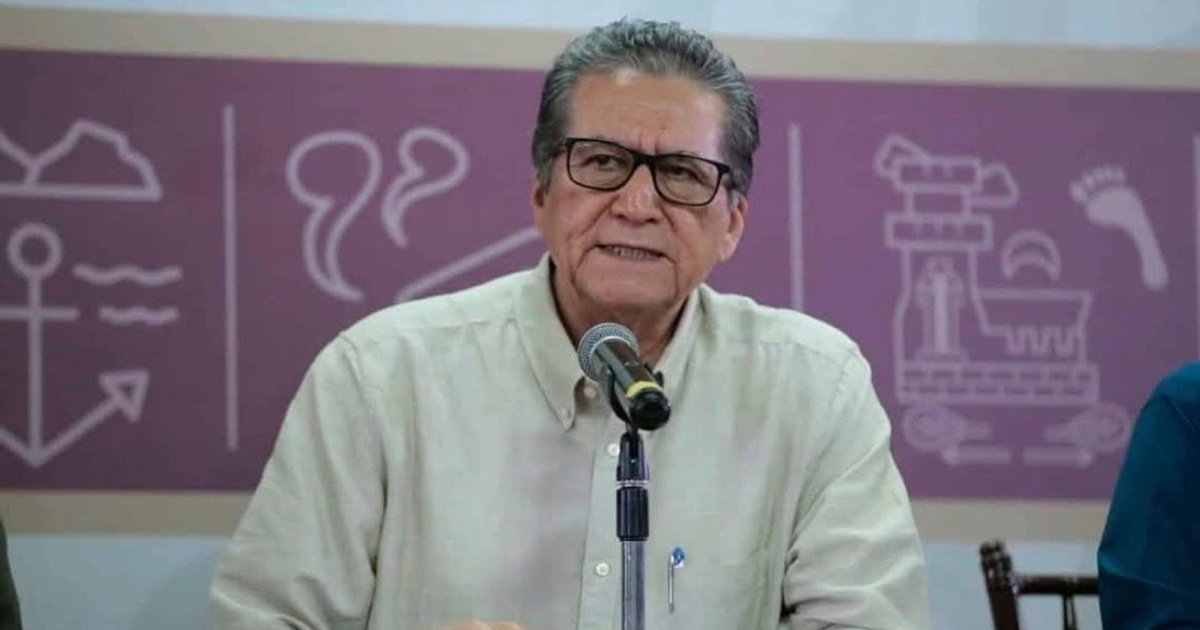 Feliciano Castro Meléndrez hablando en conferencia tras su renuncia