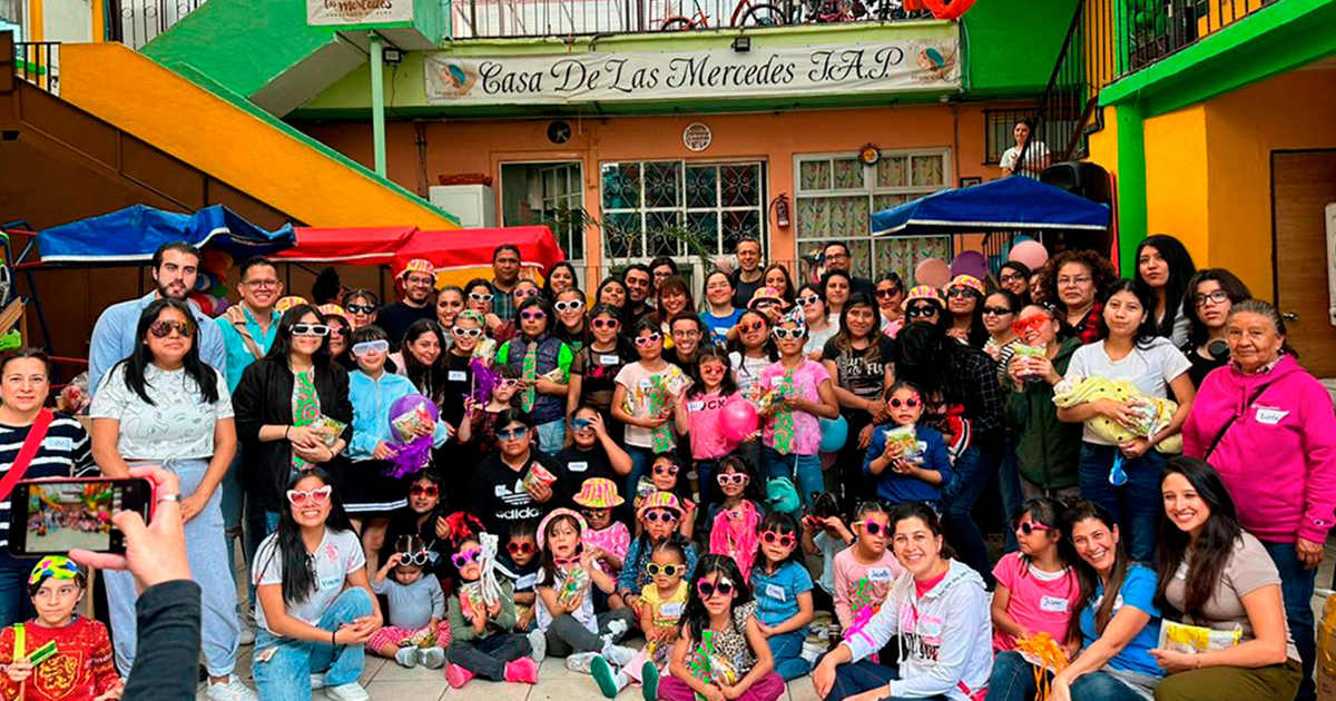 Grupo de personas en evento al aire libre en Casa De Las Mercedes IAP