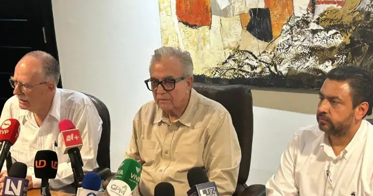 Conferencia de prensa sobre operativo de rescate en Culiacán con tres personas y micrófonos