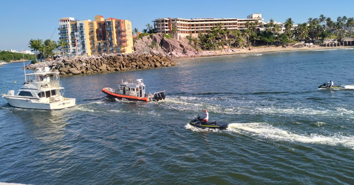 Paisaje marino en Mazatlán con yate, barco de rescate y moto de agua