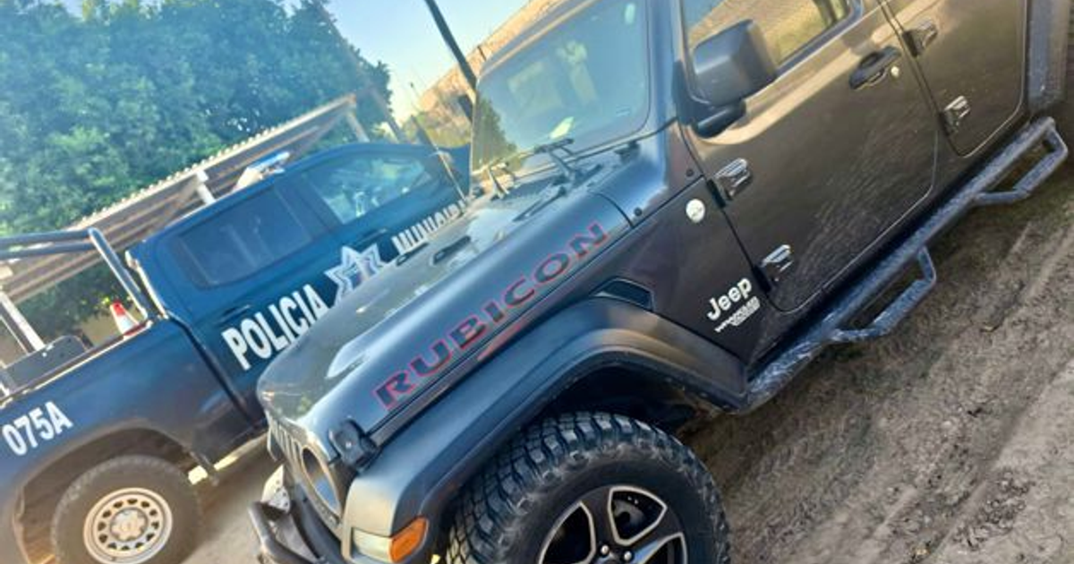Jeep Rubicon negro detenido en El Fuerte con camioneta de policía al fondo
