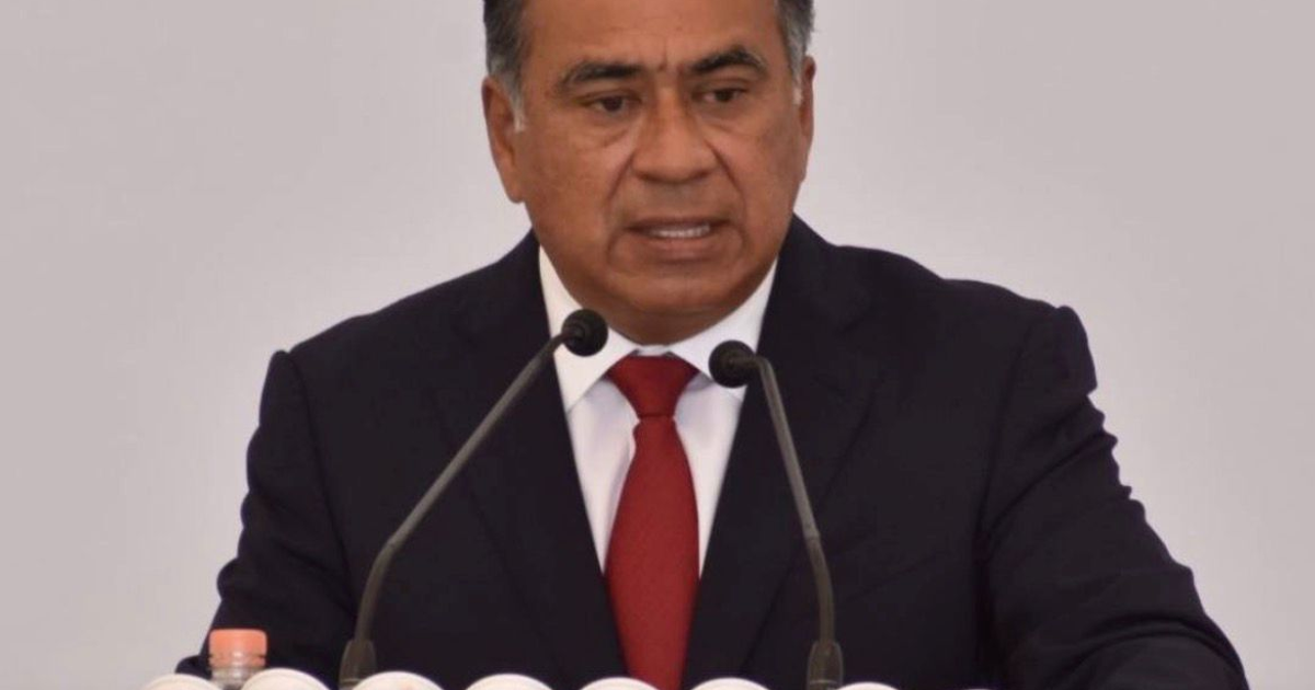 Héctor Astudillo Flores hablando al micrófono en entrevista sobre revocación de visa