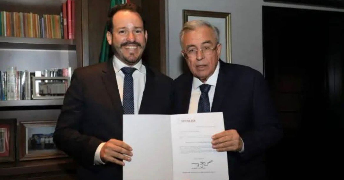 Ricardo Velarde Cárdenas en su oficina tras anunciar su renuncia como secretario de Economía de Sinaloa.