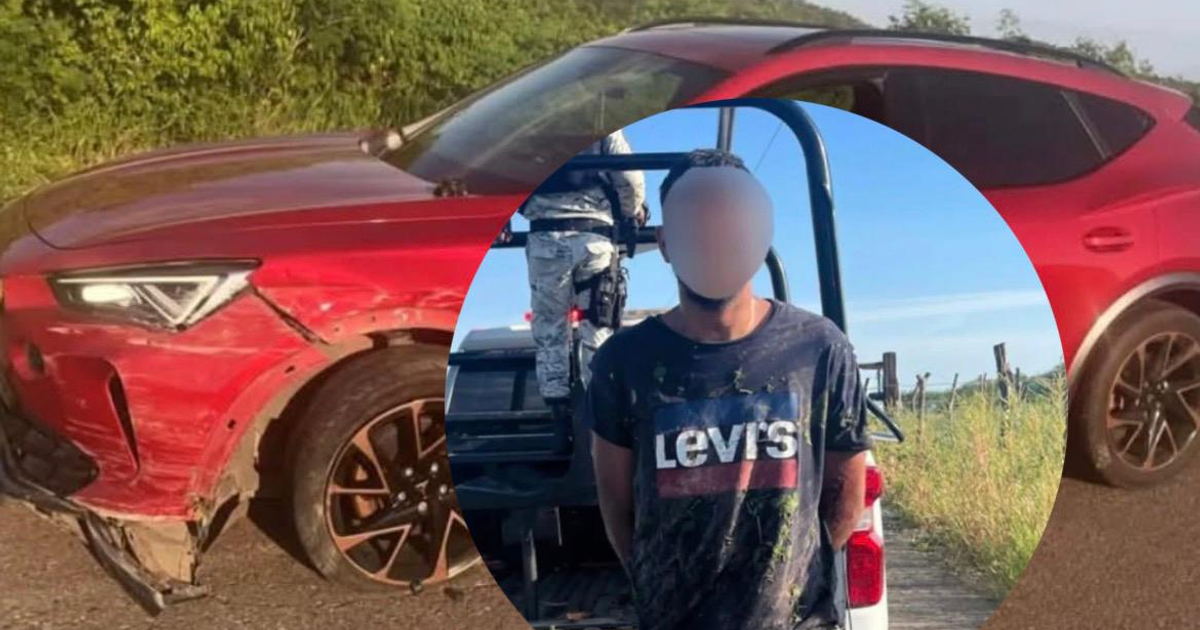 Automóvil Cupra rojo dañado con neumático pinchado tras persecución en Culiacán