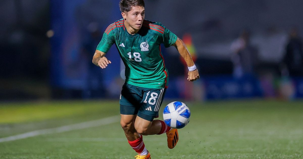 Rodrigo Huescas corriendo en el campo con la camiseta del Copenhague, número 18, durante un partido de la UEFA Champions League.