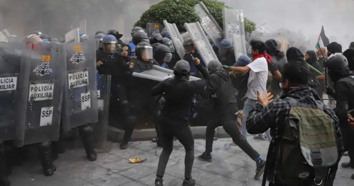 Manifestantes y policía en confrontación durante marcha del 2 de octubre en Ciudad de México