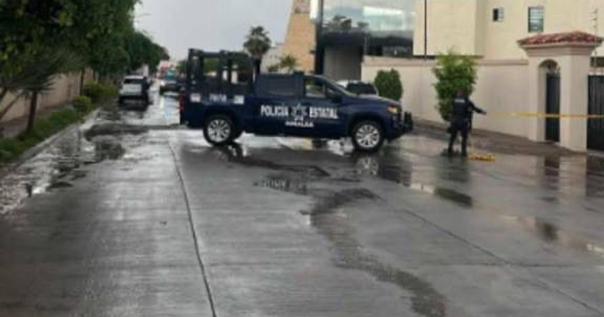 Operativo policial en Navolato con vehículo y oficial en calle húmeda