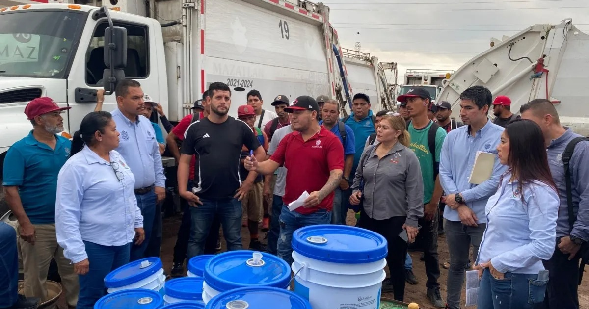 Trabajadores del Ayuntamiento de Mazatlán en protesta por mantenimiento de camiones recolectores