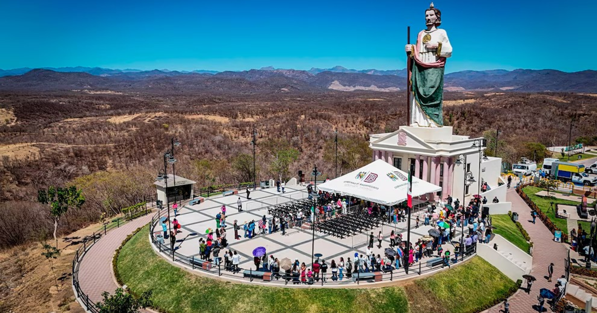 Estatua de San Judas Tadeo en Badiraguato con fieles reunidos
