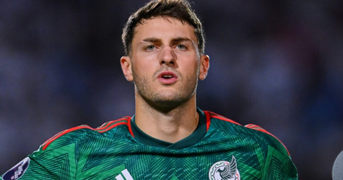 Santiago Giménez forzando un penalti en el partido Milan vs. Fiorentina, 21 de octubre de 2025.