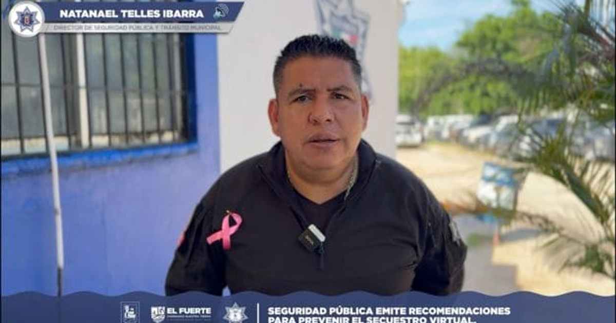 Hombre con lazo rosa frente a pared azul, mensaje sobre prevención de secuestros virtuales.