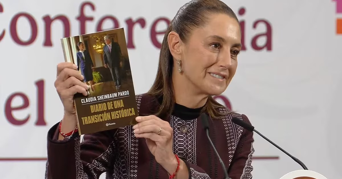 Persona sosteniendo el libro 'Diario de una transición histórica' de Claudia Sheinbaum en una conferencia
