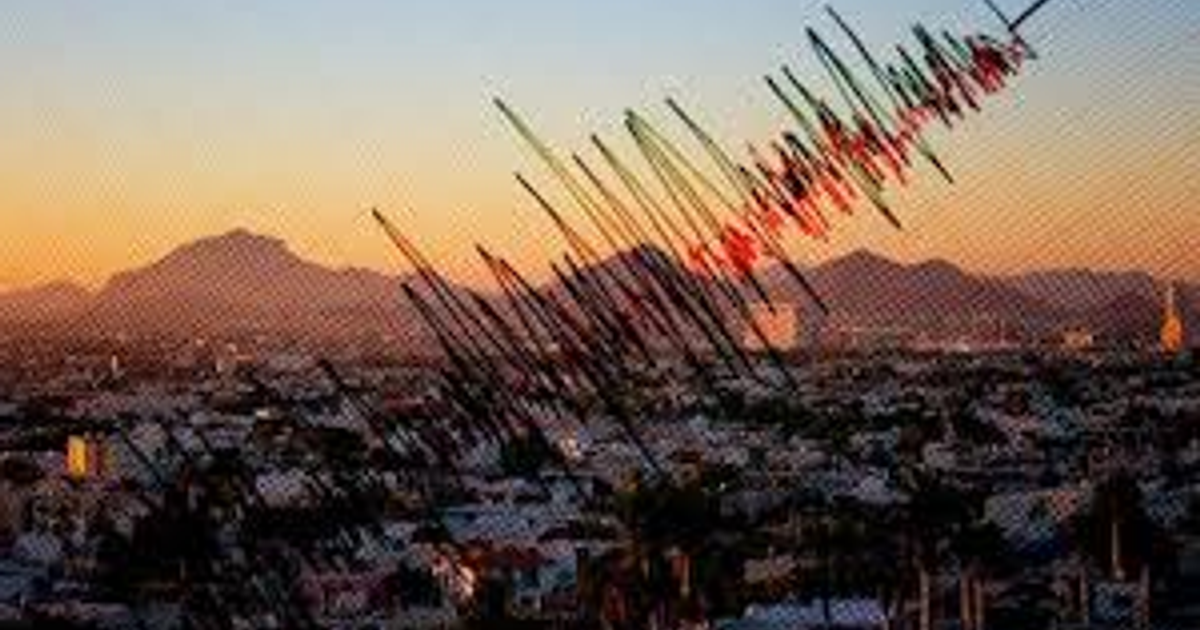 Paisaje urbano al atardecer con gráfico de ondas sísmicas superpuesto, representando un sismo en Culiacán.