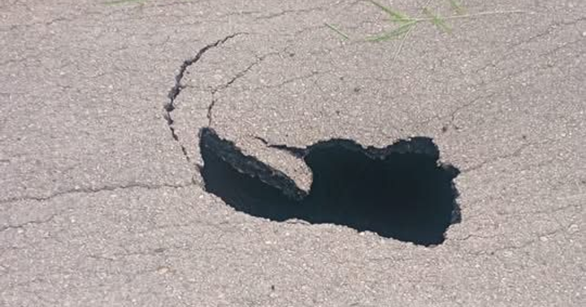 Bache en carretera de El Rosario, Sinaloa, tras tormenta tropical Raymond