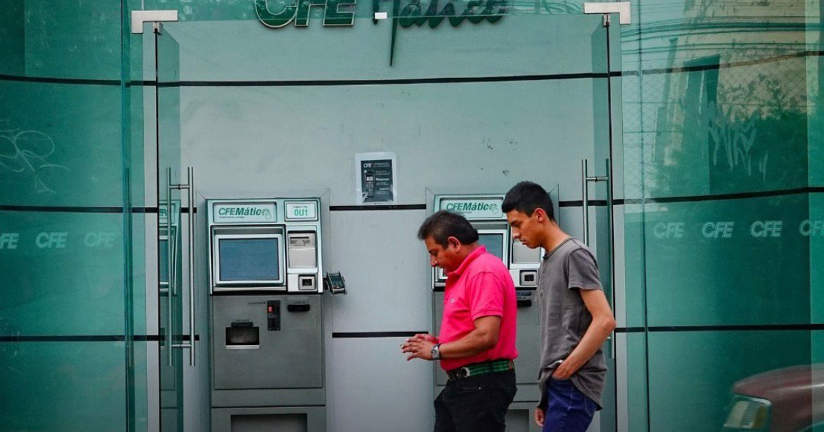 Dos personas caminando junto a cajeros automáticos CFE en un entorno urbano