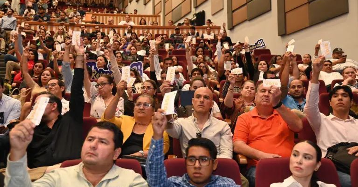 Asamblea del Consejo Universitario de la UAS con asistentes votando sobre reingeniería financiera.
