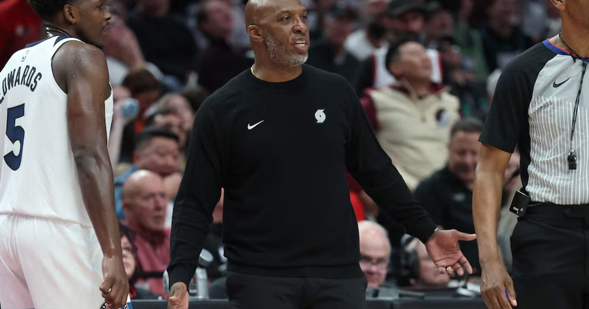 Entrenador de baloncesto gesticulando con jugador y árbitro en la cancha