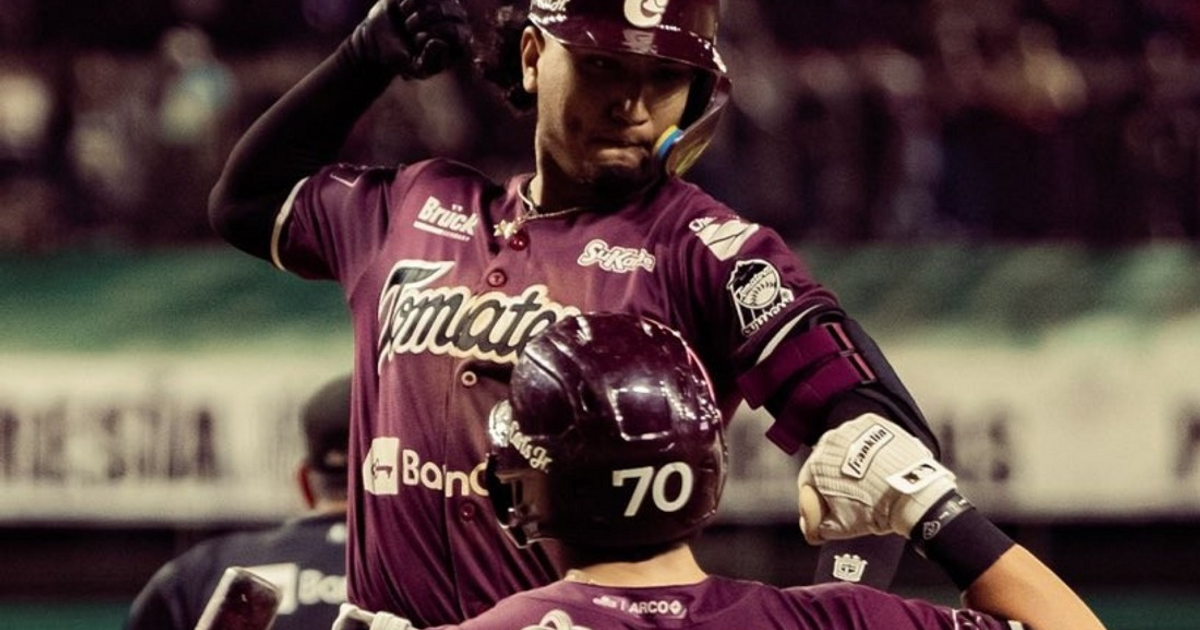 Jugadores de los Tomateros celebrando en el estadio tras victoria benéfica