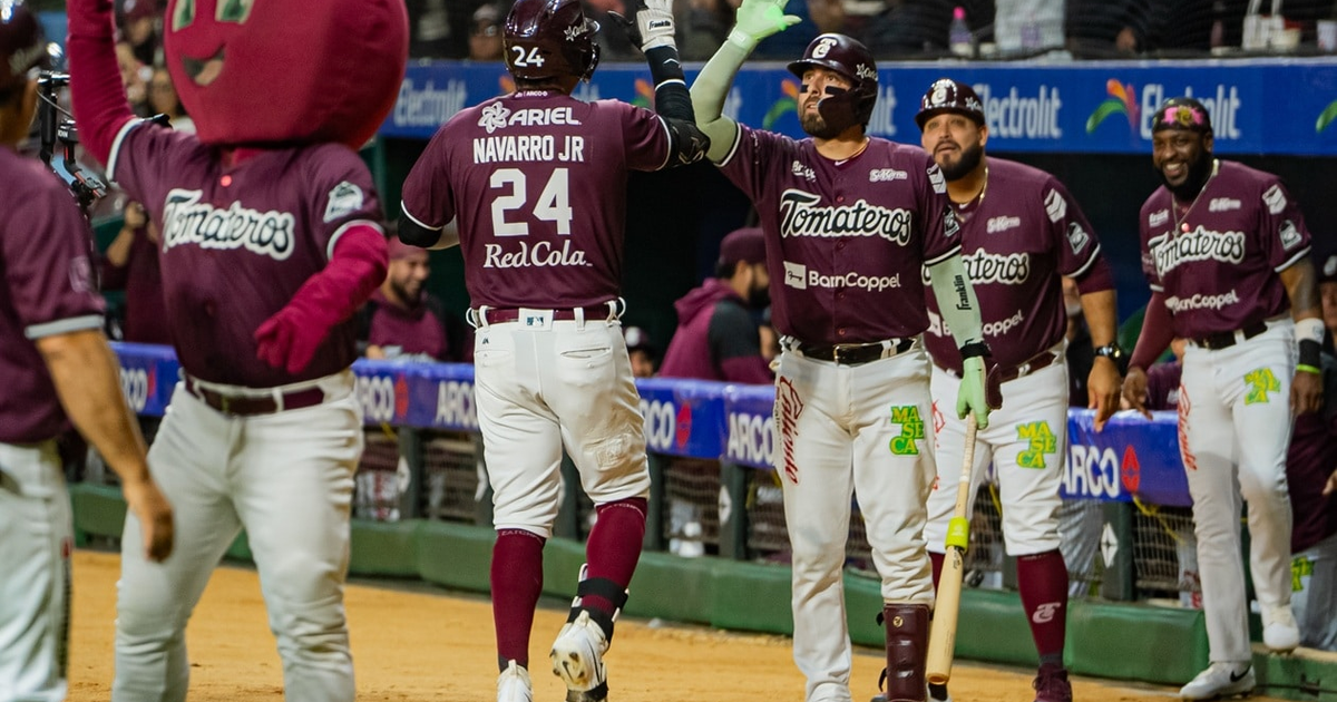 Jugadores de los Tomateros celebran victoria en béisbol con mascota