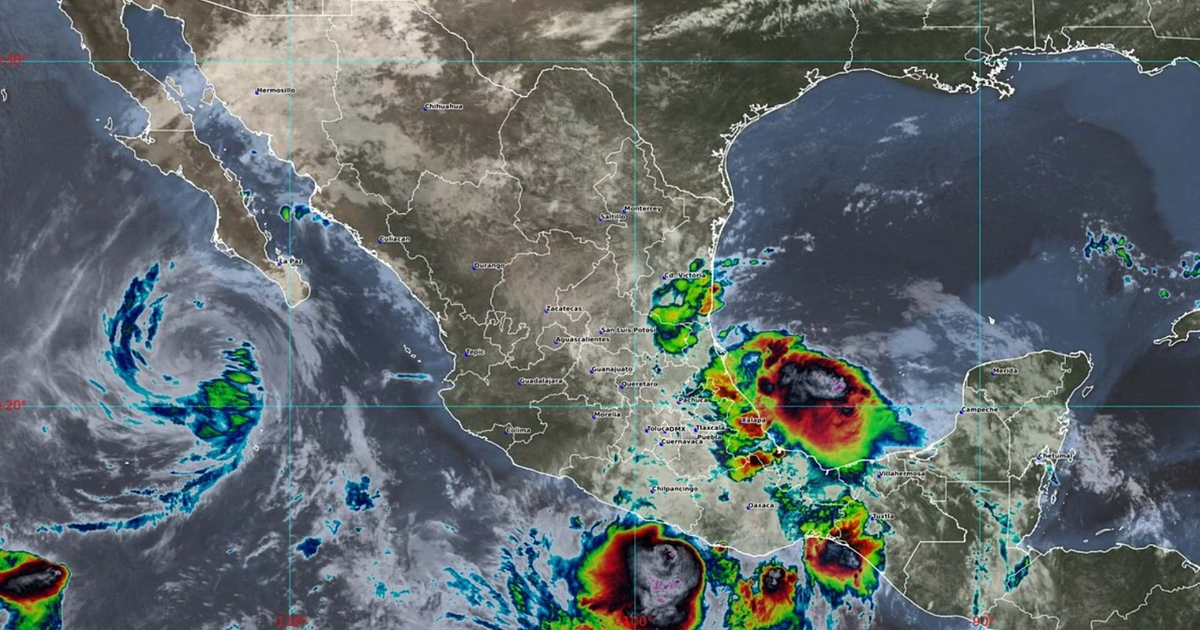 Imagen satelital de la tormenta tropical Raymond en el Pacífico, mostrando formaciones nubosas y áreas de precipitación.