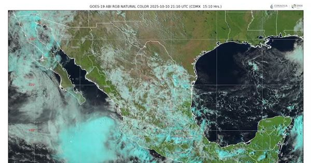 Imagen satelital de México y EE.UU. con nubes y cuerpos de agua durante la tormenta tropical Raymond.