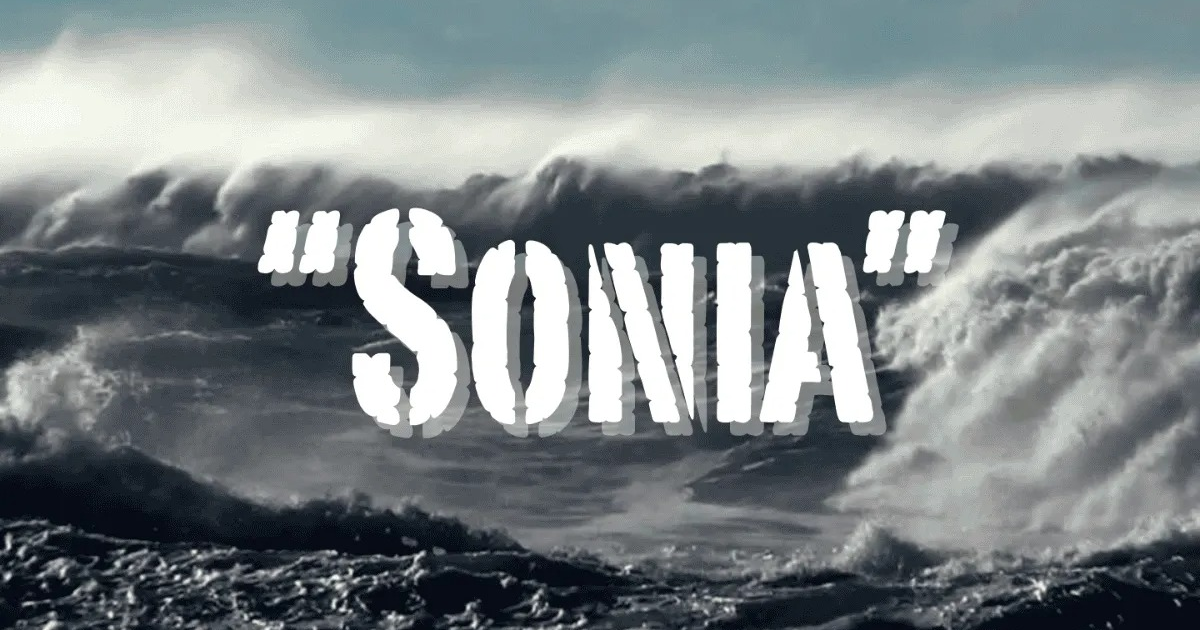 Mar agitado con olas grandes y espumosas, texto 'SONIA' sobre la escena, relacionado con la tormenta tropical en el Pacífico.