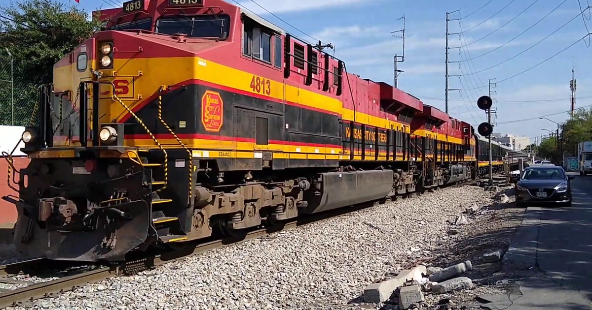 Tren en movimiento con locomotoras rojas y amarillas en un día soleado, relacionado con la propuesta de extensión del tren Mazatlán–Ahome hacia Altata.