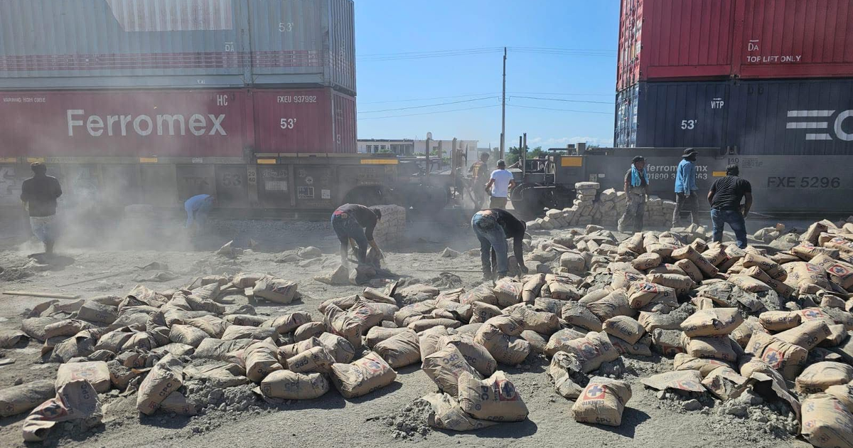 Personas trabajando al aire libre recogiendo bolsas de cemento tras accidente ferroviario en Elota, Sinaloa.