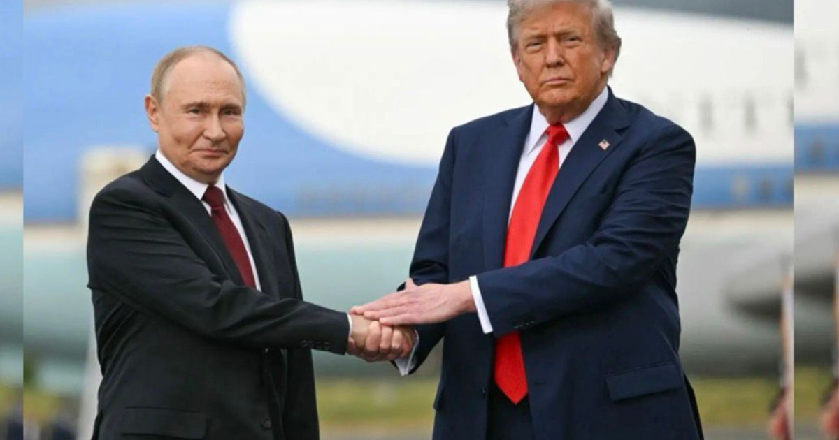 Donald Trump y Vladímir Putin dándose la mano en una reunión formal en Budapest.
