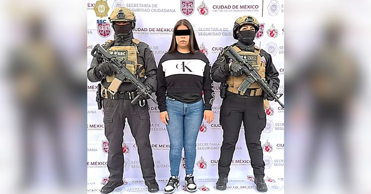 Verónica 'N', alias La Jefa, detenida por la SSC y FGJ en CDMX, flanqueada por oficiales armados.