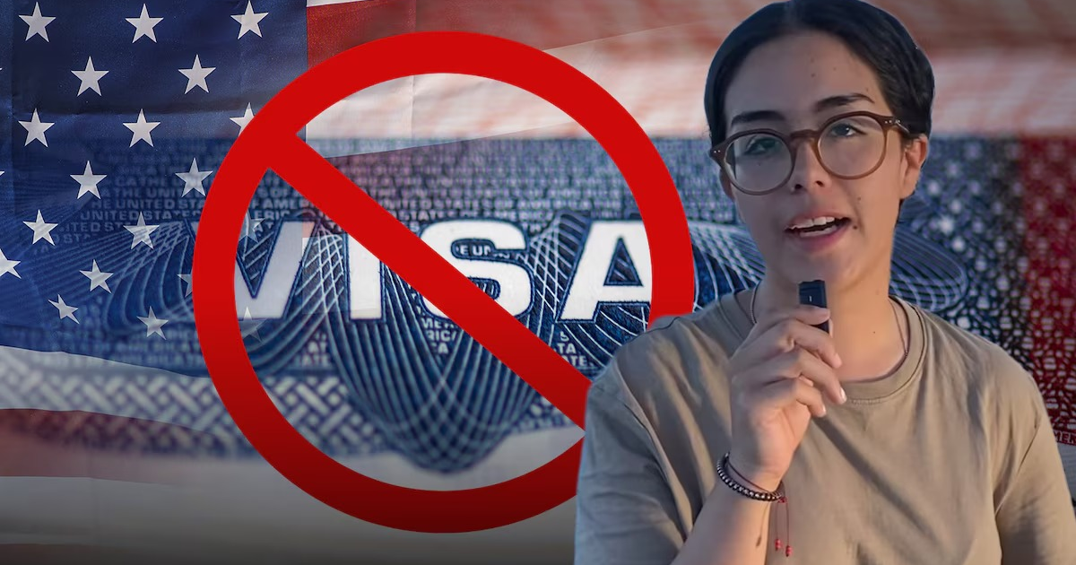 Persona hablando frente a cámara con bandera de EE.UU. y símbolo de prohibición sobre 'VISA'.