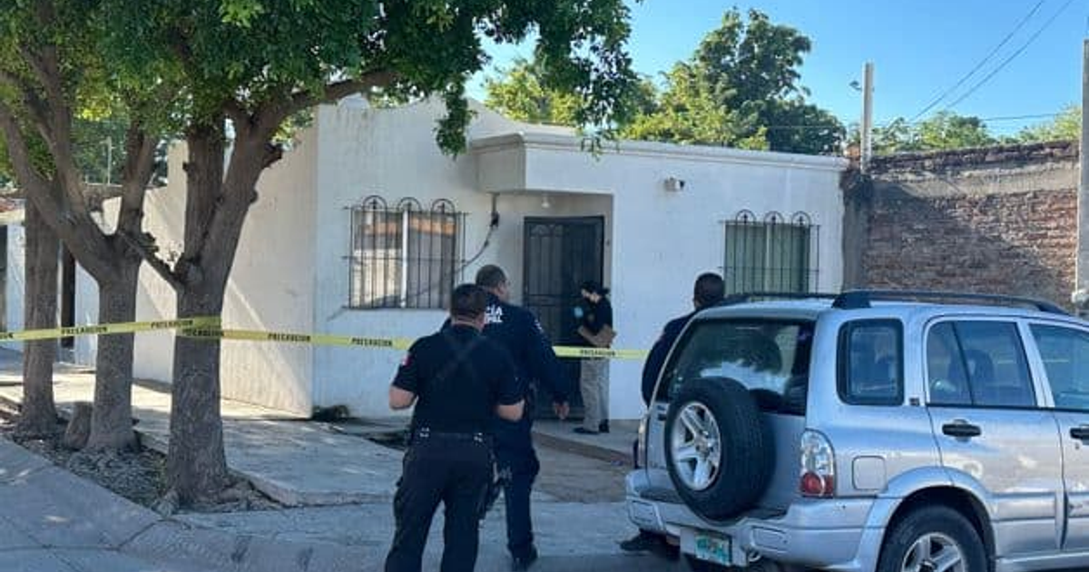 Policías en operativo frente a casa atacada en Los Naranjos