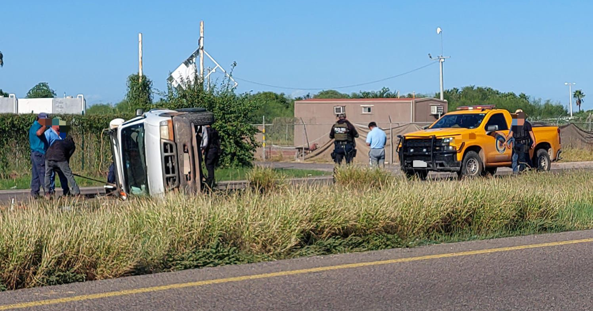 Accidente de tráfico en carretera México 15 con vehículo volcado y personal de emergencia presente.